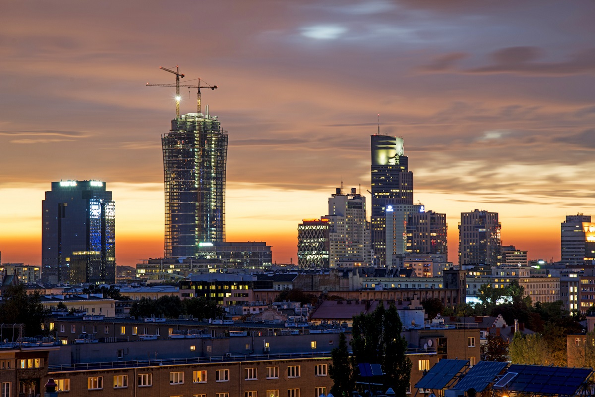 Elewacja wieżowca Warsaw Spire na ostatniej prostej