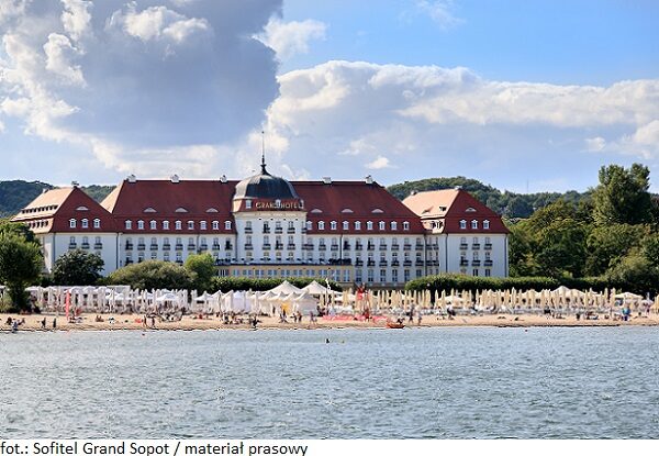 SOPOT, POLEN - 2017 AUGUST 25. Publick sandy beach and Grand Hotel in the background in Sopot.