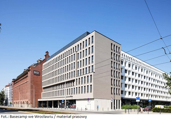 Firma Savills doradzała przy sprzedaży nieruchomości komercyjnej Basecamp we Wrocławiu